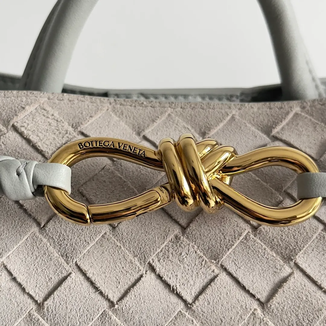 The 2023 new Andiamo batch of 1860 BV has been shipped‼ ️Really popular🔥The new Andiamo woven handbag launched by Bottega Veneta this season is really popular all over the world! ! Celebrities at home and abroad have worn it, and Oscar-winning actress Michelle Yeoh has taken it out on the street. Song Jia, Trai Yara, Yu Feihong, Sanji Ayaka, Rosie Hunting-Whiteley, Yoshioka Riho, etc. have all picked up this bag. It is classic and versatile, showing off its temperament, and the bag capacity is also large, which is very convenient for daily commuting! ! A variety of carrying methods, the shoulder straps can be adjusted by yourself, the original lambskin feels soft and delicate, and the neutral style is made to break gender boundaries and bring a more practical and longer-lasting use experience. Andiamo, which has both elegant and casual styles, perfectly interprets the true appearance of "fashionable old money style". Style number: 743568 (suede) Size: 25*22*10.5cm